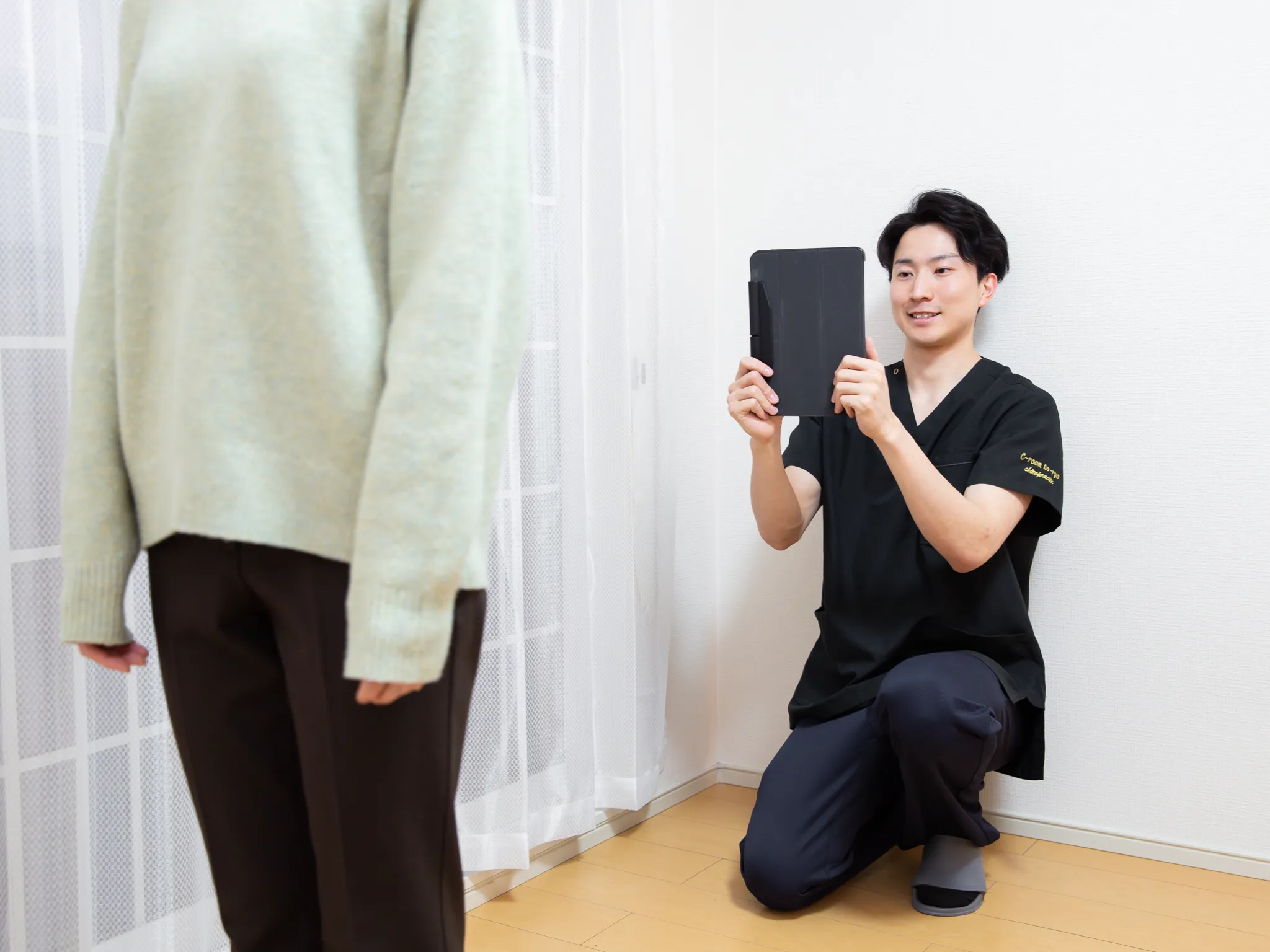 AI姿勢分析で身体の状態を説明する様子